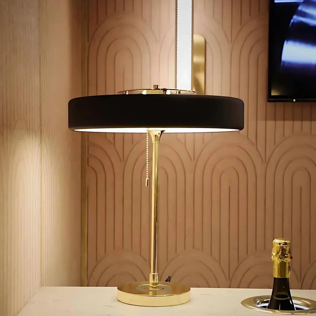 Table lamp with timeless design and soft lighting