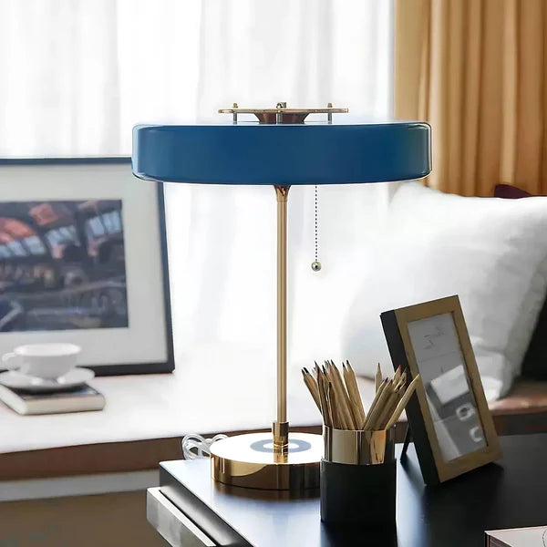 Table lamp with timeless design and soft lighting